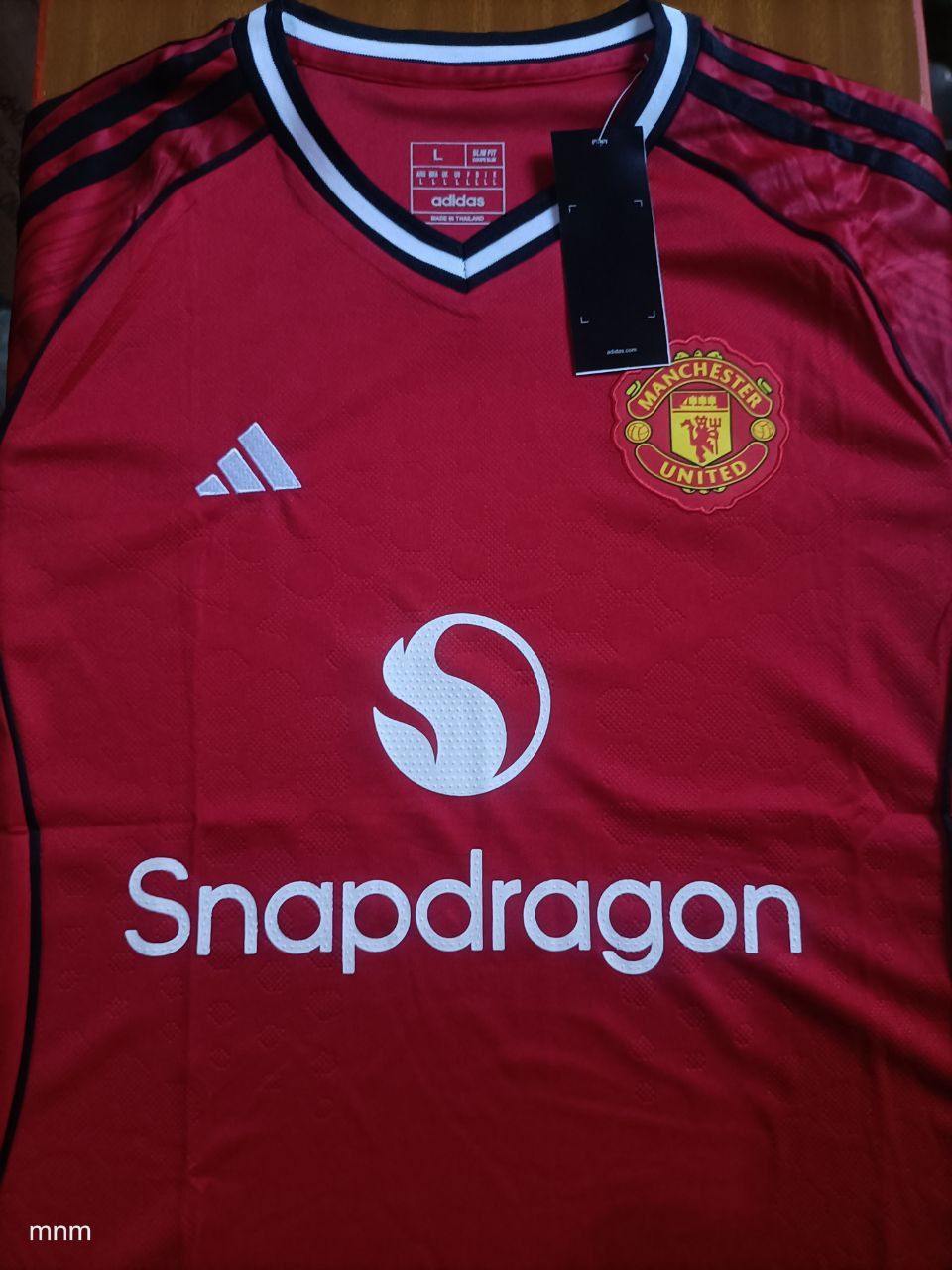 RED MAN UTD HOME JERSEY 25/26. Designed for comfort and style, whether you’re on the pitch or cheering from the stands, this jersey captures the  spirit with authentic Adidas craftsmanship.