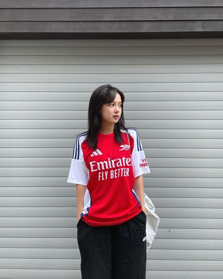 🔥🔥RED Arsenal 2025/26 Home Jersey. This is more than just a piece of sportswear.  It's designed to hug the body for a streamlined, athletic look.