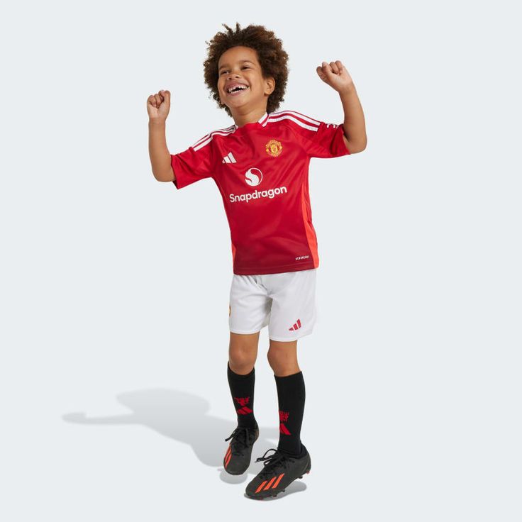 🔥🔥Manchester United 25/26 Kids home Kit. Built for Comfort: The lightweight, moisture-wicking fabric is perfect for active kids who like playing.