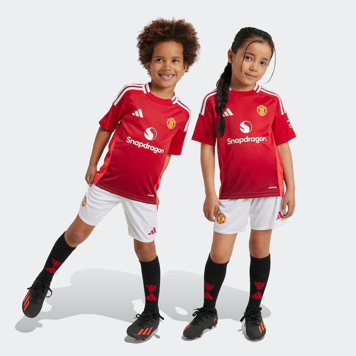 🔥🔥Manchester United 25/26 Kids home Kit. Built for Comfort: The lightweight, moisture-wicking fabric is perfect for active kids who like playing.