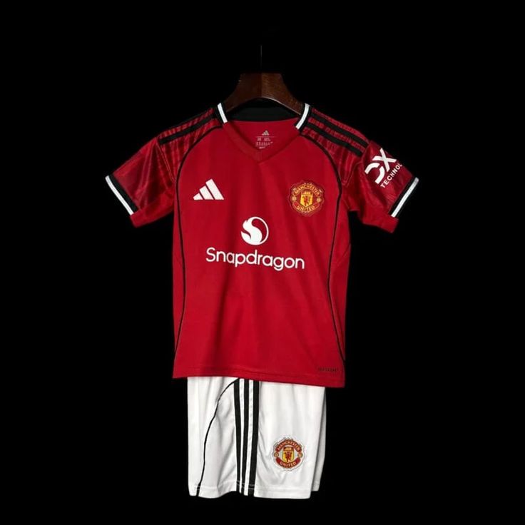 🔥🔥Manchester United 25/26 Kids home Kit. Built for Comfort: The lightweight, moisture-wicking fabric is perfect for active kids who like playing.