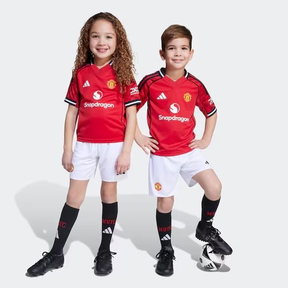 🔥🔥Manchester United 25/26 Kids home Kit. Built for Comfort: The lightweight, moisture-wicking fabric is perfect for active kids who like playing.