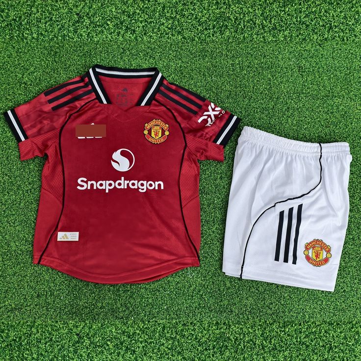 🔥🔥Manchester United 25/26 Kids home Kit. Built for Comfort: The lightweight, moisture-wicking fabric is perfect for active kids who like playing.