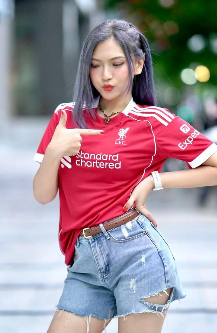 RED Liverpool 25/26 Home jersey.  Maximum Aura Only.Why It’s a Literal Flex:  A deep, rich red that screams authority. It’s the "Home Kit" energy that actually hits different with baggy denim.