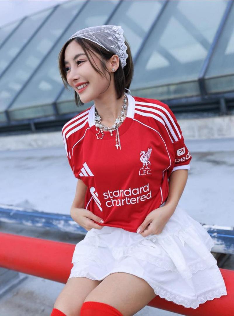 RED Liverpool 25/26 Home jersey.  Maximum Aura Only.Why It’s a Literal Flex:  A deep, rich red that screams authority. It’s the "Home Kit" energy that actually hits different with baggy denim.