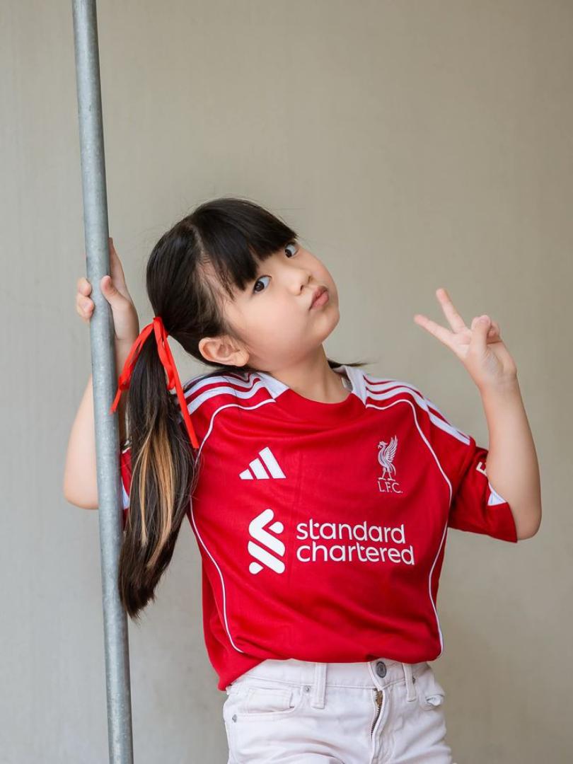 RED Liverpool 25/26 Home jersey.  Maximum Aura Only.Why It’s a Literal Flex:  A deep, rich red that screams authority. It’s the "Home Kit" energy that actually hits different with baggy denim.