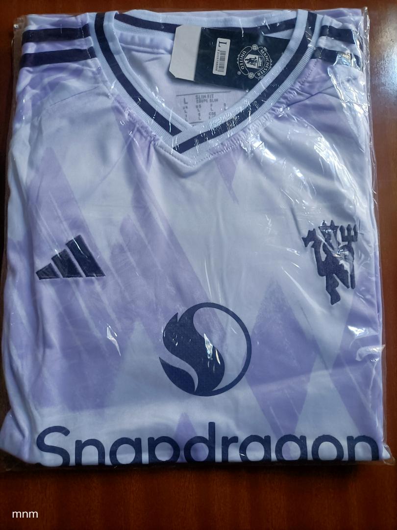 NEW ARRIVALS 🔥🔥WHITE MAN  UTD 2025/2026 Away Jersey – fans kit. "Pure Ice" Edition ❄️. Represent Man Utd with the cleanest drip in the 254, look no further.