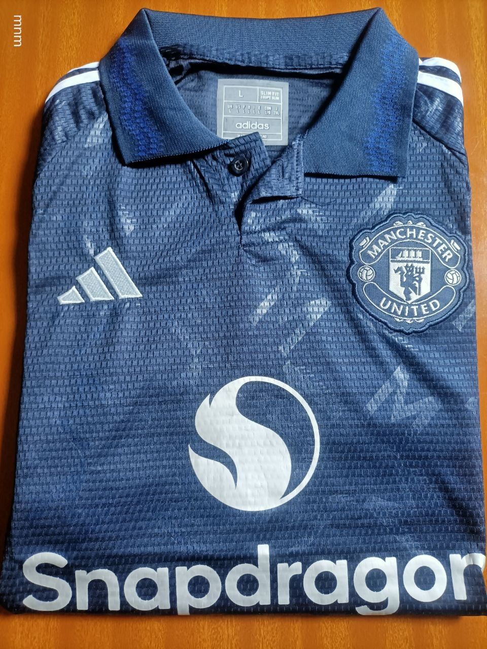 MAN UTD 24/25 Away Authentic Jersey. Own the same look the pros wear on the road. This isn't just a fan shirt; it’s the Authentic Player Version of the Manchester United 2024/2025 Away jersey.