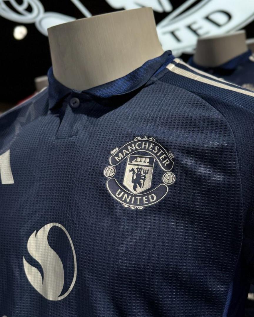 MAN UTD 24/25 Away Authentic Jersey. Own the same look the pros wear on the road. This isn't just a fan shirt; it’s the Authentic Player Version of the Manchester United 2024/2025 Away jersey.