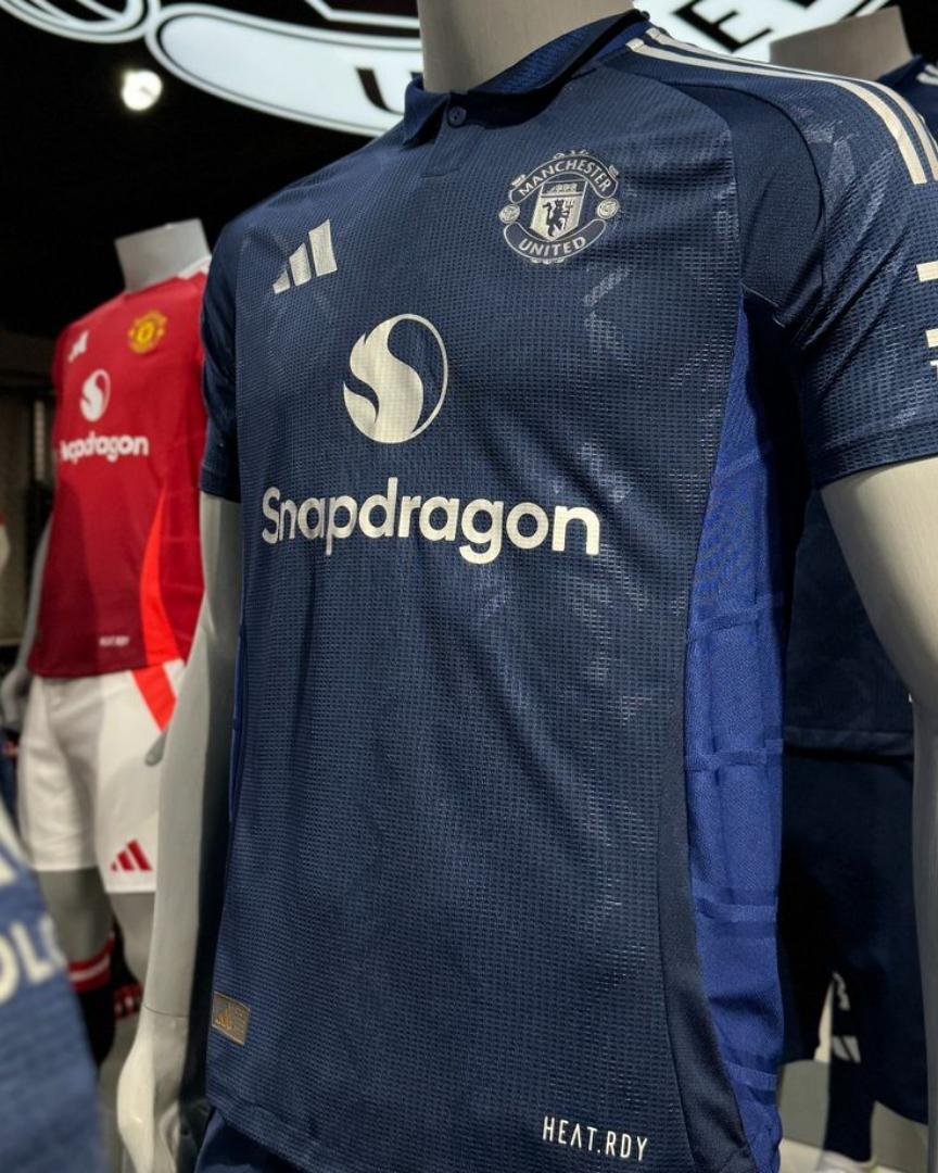 MAN UTD 24/25 Away Authentic Jersey. Own the same look the pros wear on the road. This isn't just a fan shirt; it’s the Authentic Player Version of the Manchester United 2024/2025 Away jersey.
