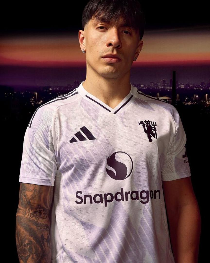 NEW ARRIVALS 🔥🔥WHITE MAN  UTD 2025/2026 Away Jersey – fans kit. "Pure Ice" Edition ❄️. Represent Man Utd with the cleanest drip in the 254, look no further.