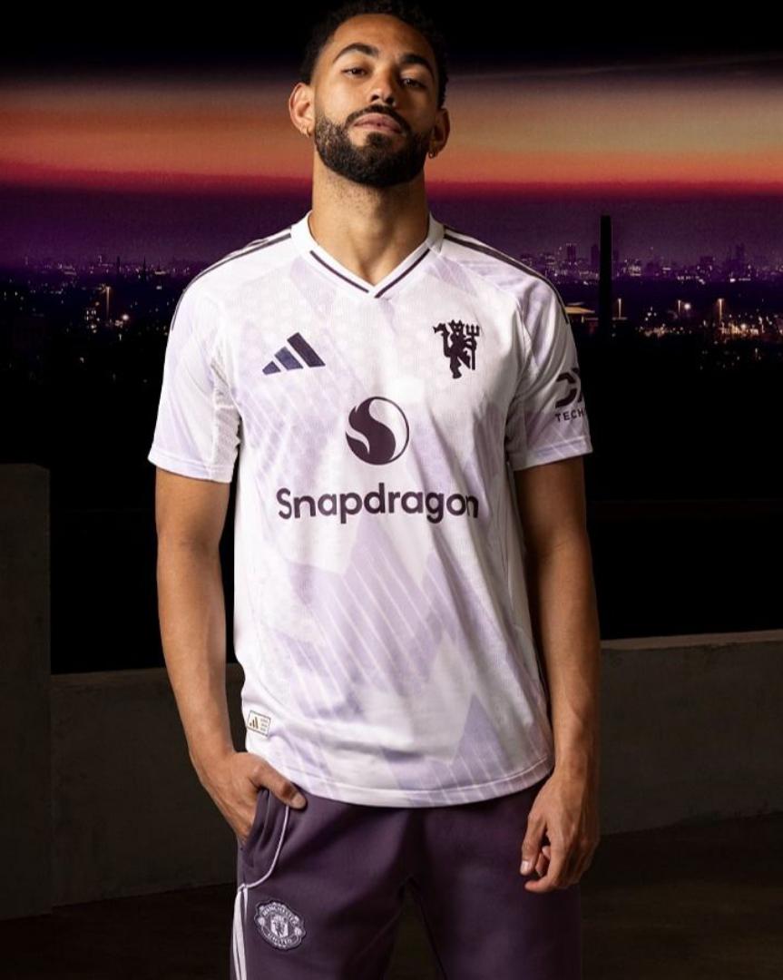 NEW ARRIVALS 🔥🔥WHITE MAN  UTD 2025/2026 Away Jersey – fans kit. "Pure Ice" Edition ❄️. Represent Man Utd with the cleanest drip in the 254, look no further.