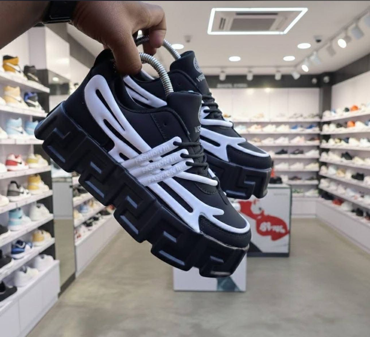 Unisex fashion-forward chunky platform sneakers Available in size 40-45