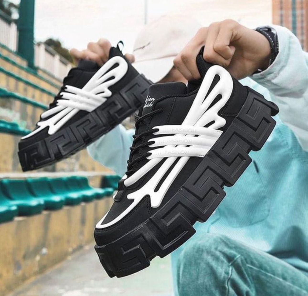 Unisex fashion-forward chunky platform sneakers Available in size 40-45