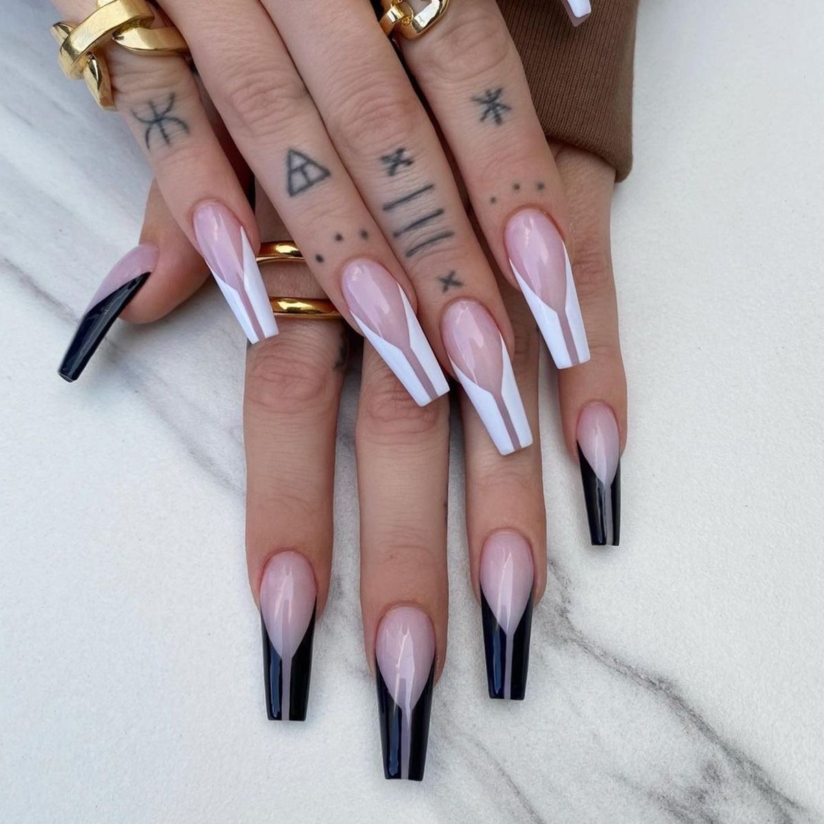 24 PCS Bold Statement Fake Nails Eye Catching Nail Art Free Glue Included