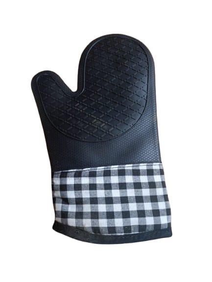 A pair of oven gloves