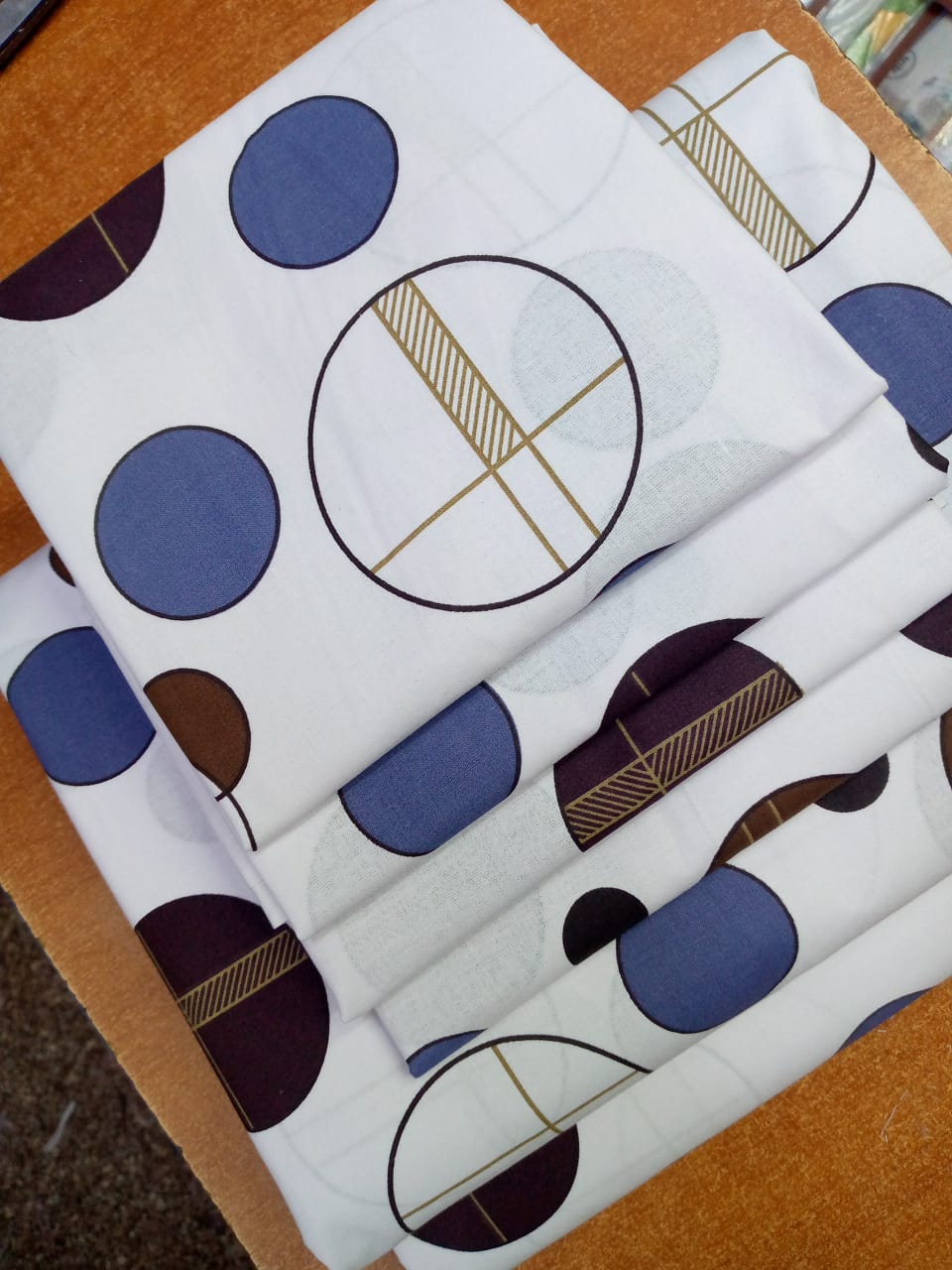 Both printed bedsheets  4pcs of 7*8 Cotton Bedsheets Set comes as 2pcs of Bedsheet and 4pcs of Pillow Cases Bedding Set ▪️2 pcs bedsheet 🔹4 pcs pillow cases ▪️7*8 💫Cotton

2 bedsheets n 4 pillowcase