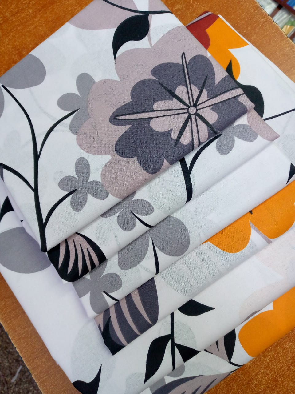Both printed bedsheets  4pcs of 7*8 Cotton Bedsheets Set comes as 2pcs of Bedsheet and 4pcs of Pillow Cases Bedding Set ▪️2 pcs bedsheet 🔹4 pcs pillow cases ▪️7*8 💫Cotton

2 bedsheets n 4 pillowcase
