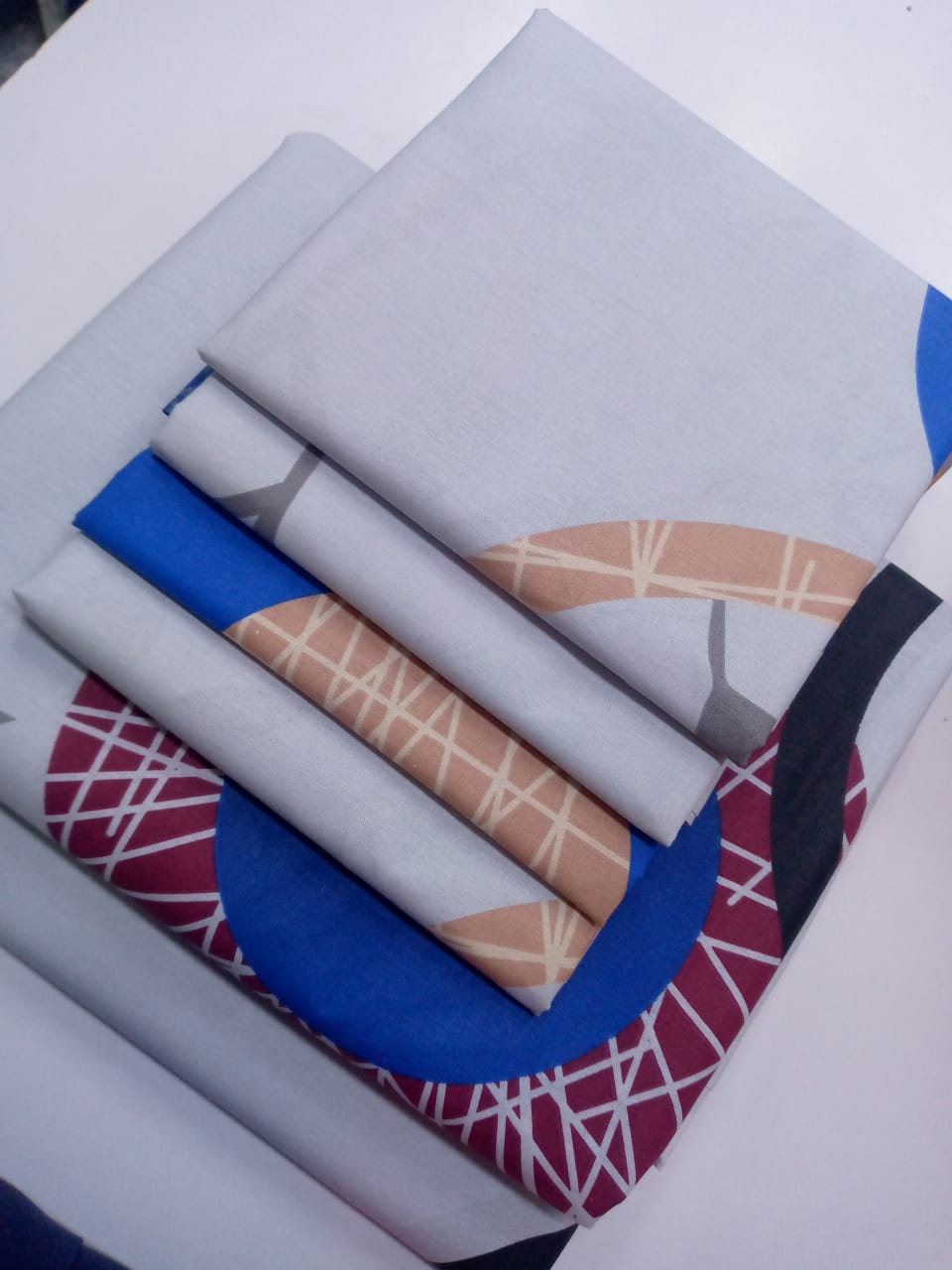 Both printed bedsheets  4pcs of 7*8 Cotton Bedsheets Set comes as 2pcs of Bedsheet and 4pcs of Pillow Cases Bedding Set ▪️2 pcs bedsheet 🔹4 pcs pillow cases ▪️7*8 💫Cotton

2 bedsheets n 4 pillowcase