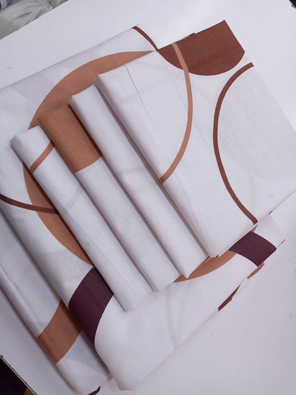 Both printed bedsheets  4pcs of 7*8 Cotton Bedsheets Set comes as 2pcs of Bedsheet and 4pcs of Pillow Cases Bedding Set ▪️2 pcs bedsheet 🔹4 pcs pillow cases ▪️7*8 💫Cotton

2 bedsheets n 4 pillowcase