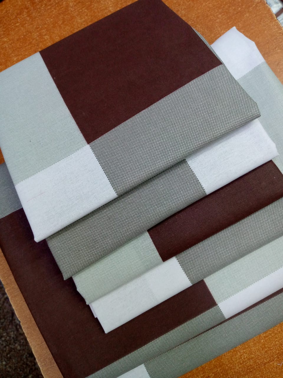Both printed bedsheets  4pcs of 7*8 Cotton Bedsheets Set comes as 2pcs of Bedsheet and 4pcs of Pillow Cases Bedding Set ▪️2 pcs bedsheet 🔹4 pcs pillow cases ▪️7*8 💫Cotton

2 bedsheets n 4 pillowcase