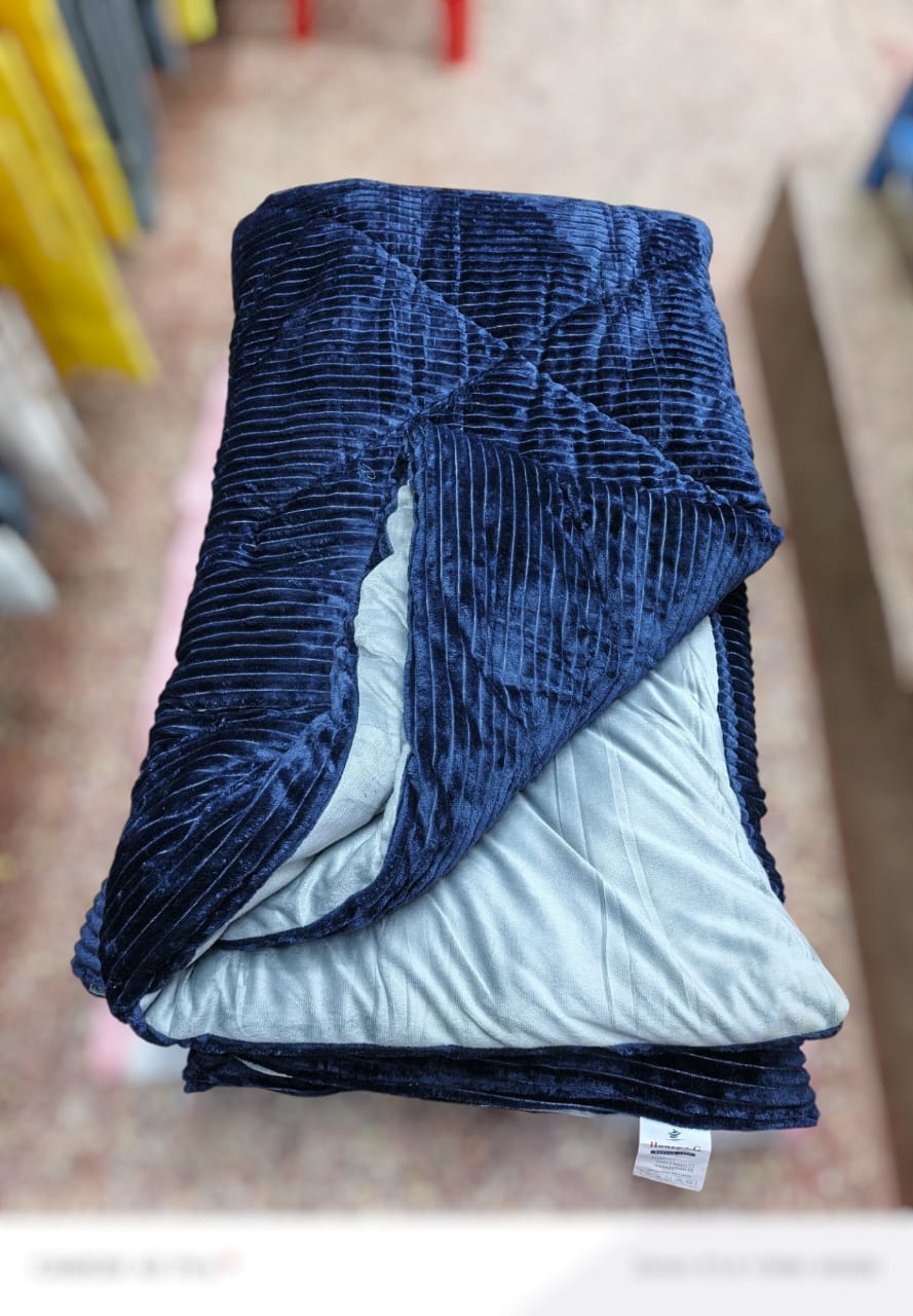 Single Woolen Velvet Duvet – Size 6x7 Cozy and Warm Winter Bedding with No Bedsheets, Pillowcases, or Packaging Included for Simple and Direct Use