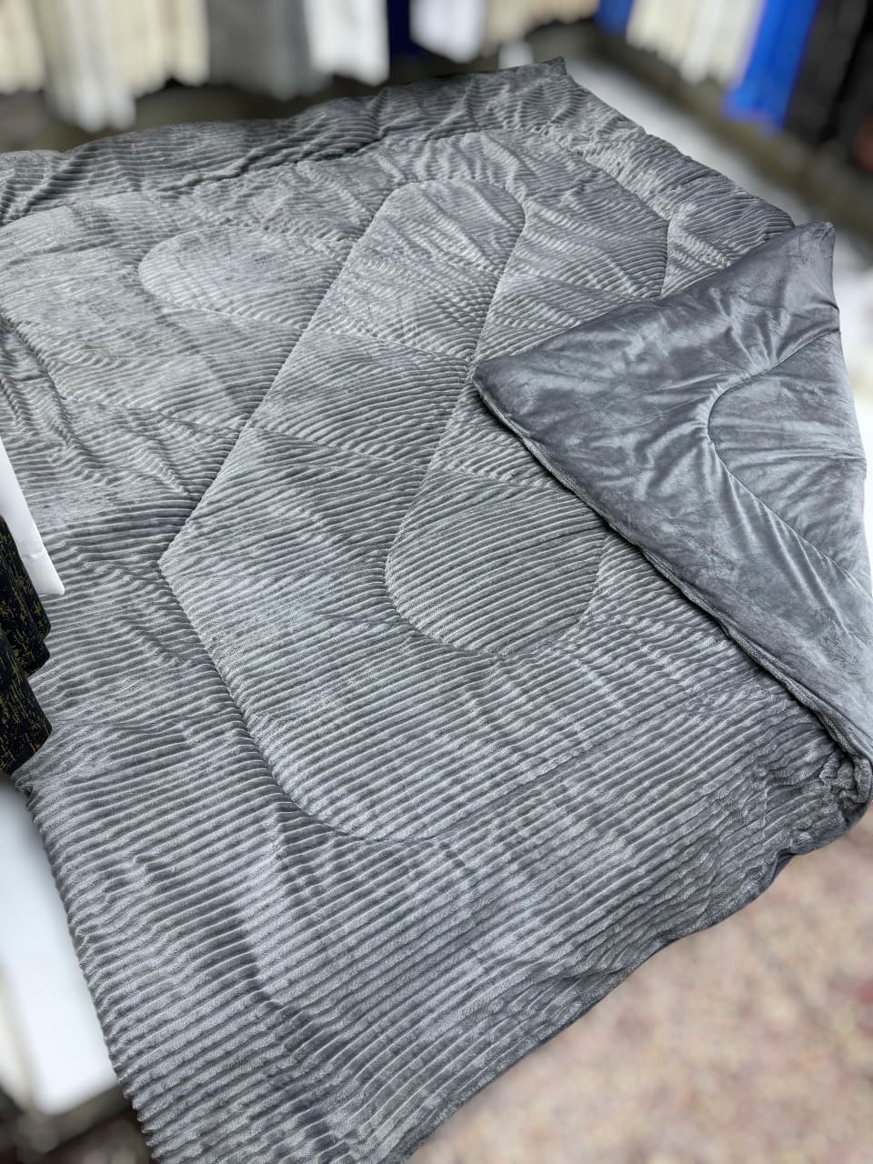 Single Woolen Velvet Duvet – Size 6x7 Cozy and Warm Winter Bedding with No Bedsheets, Pillowcases, or Packaging Included for Simple and Direct Use