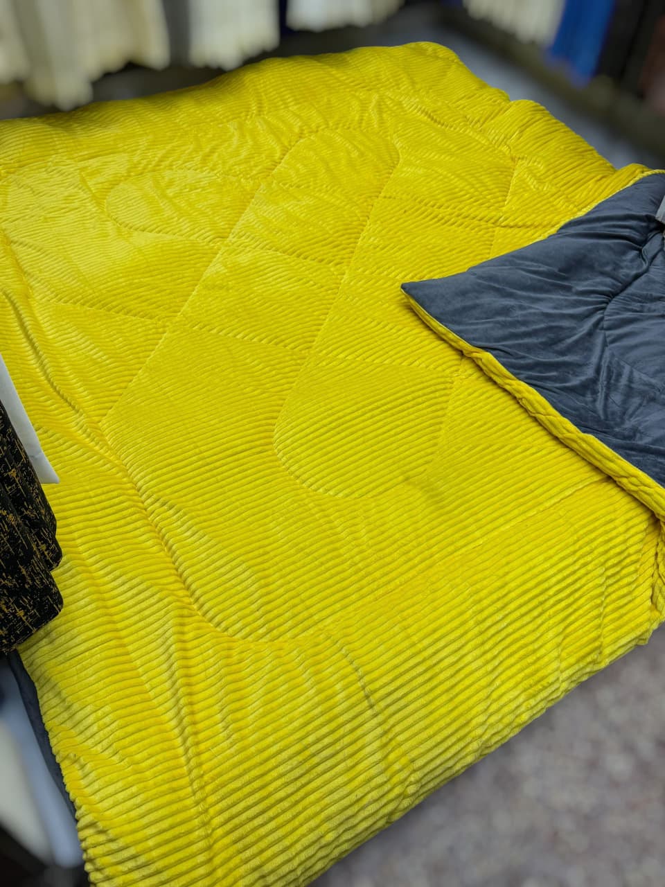 Single Woolen Velvet Duvet – Size 6x7 Cozy and Warm Winter Bedding with No Bedsheets, Pillowcases, or Packaging Included for Simple and Direct Use