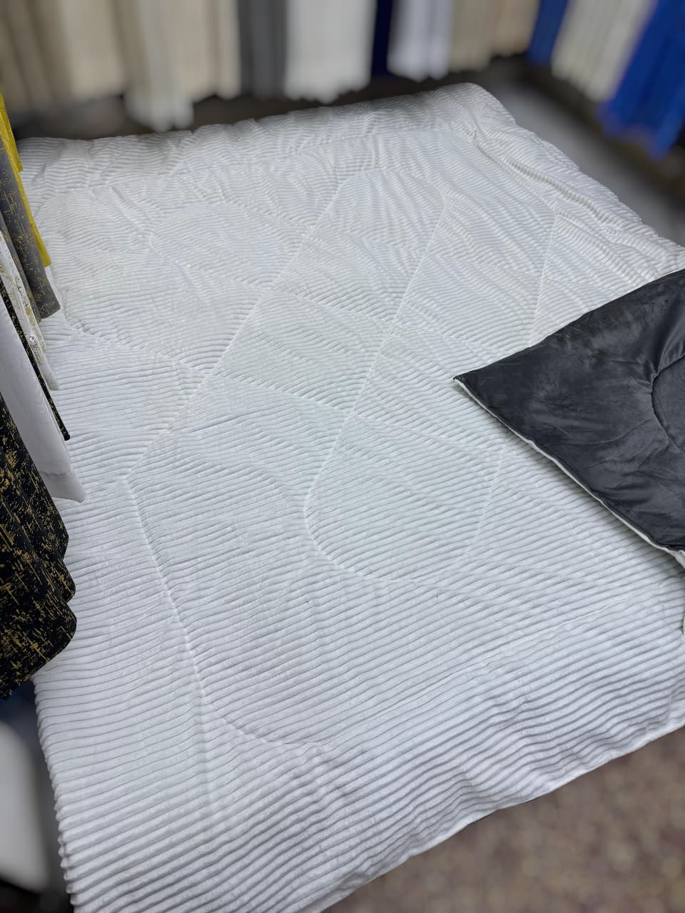 Single Woolen Velvet Duvet – Size 6x7 Cozy and Warm Winter Bedding with No Bedsheets, Pillowcases, or Packaging Included for Simple and Direct Use