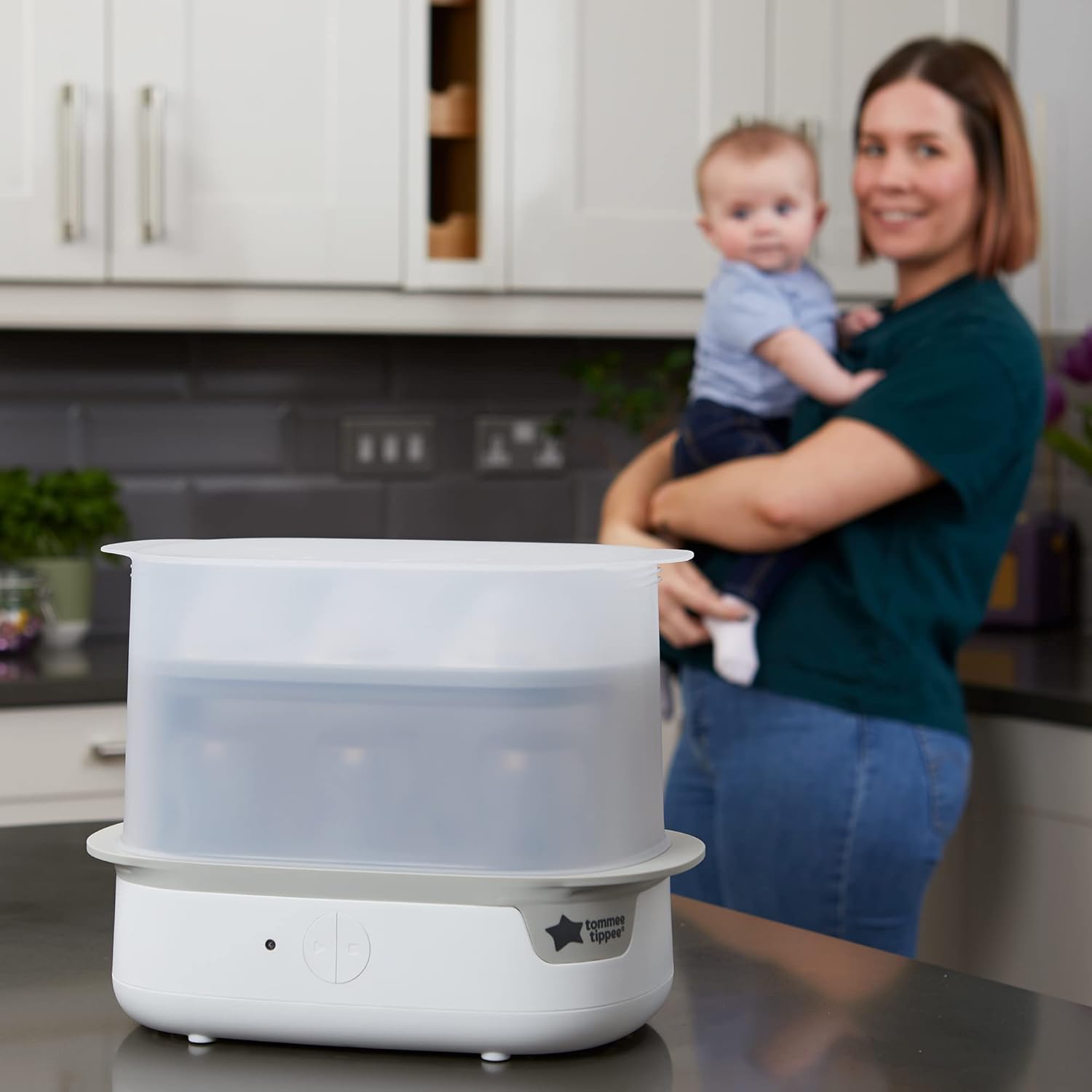 Tommee Tippee Complete Feeding Set, White, with Electric Steam Steriliser, Newborn Self-Sterilising Baby Bottles and Easiwarm Bottle Warmer, Essential for Parents with Newborns