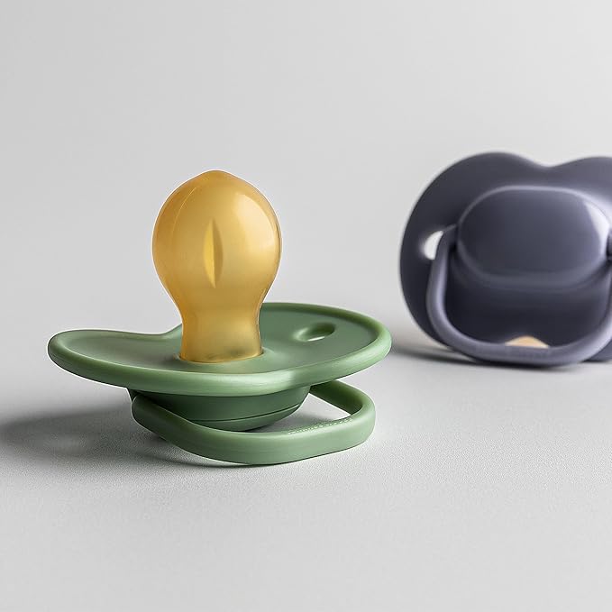 Tommee Tippee Cherry Latex Dummies, 0-6 Months, Pack of 2 Dummies with 100% Natural Latex baglet