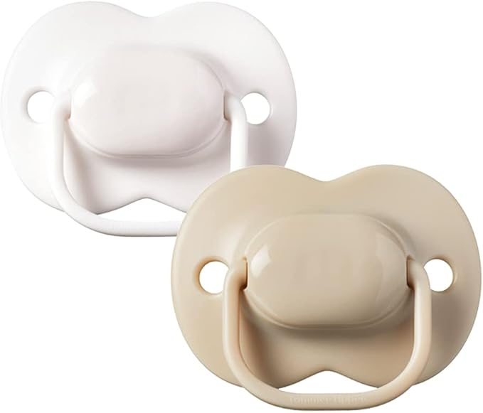 Tommee Tippee Cherry Latex Dummies, 0-6 Months, Pack of 2 Dummies with 100% Natural Latex baglet