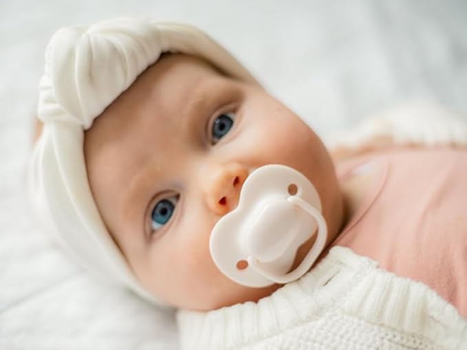 Tommee Tippee Cherry Latex Dummies, 0-6 Months, Pack of 2 Dummies with 100% Natural Latex baglet