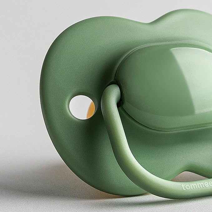 Tommee Tippee Cherry Latex Dummies, 0-6 Months, Pack of 2 Dummies with 100% Natural Latex baglet