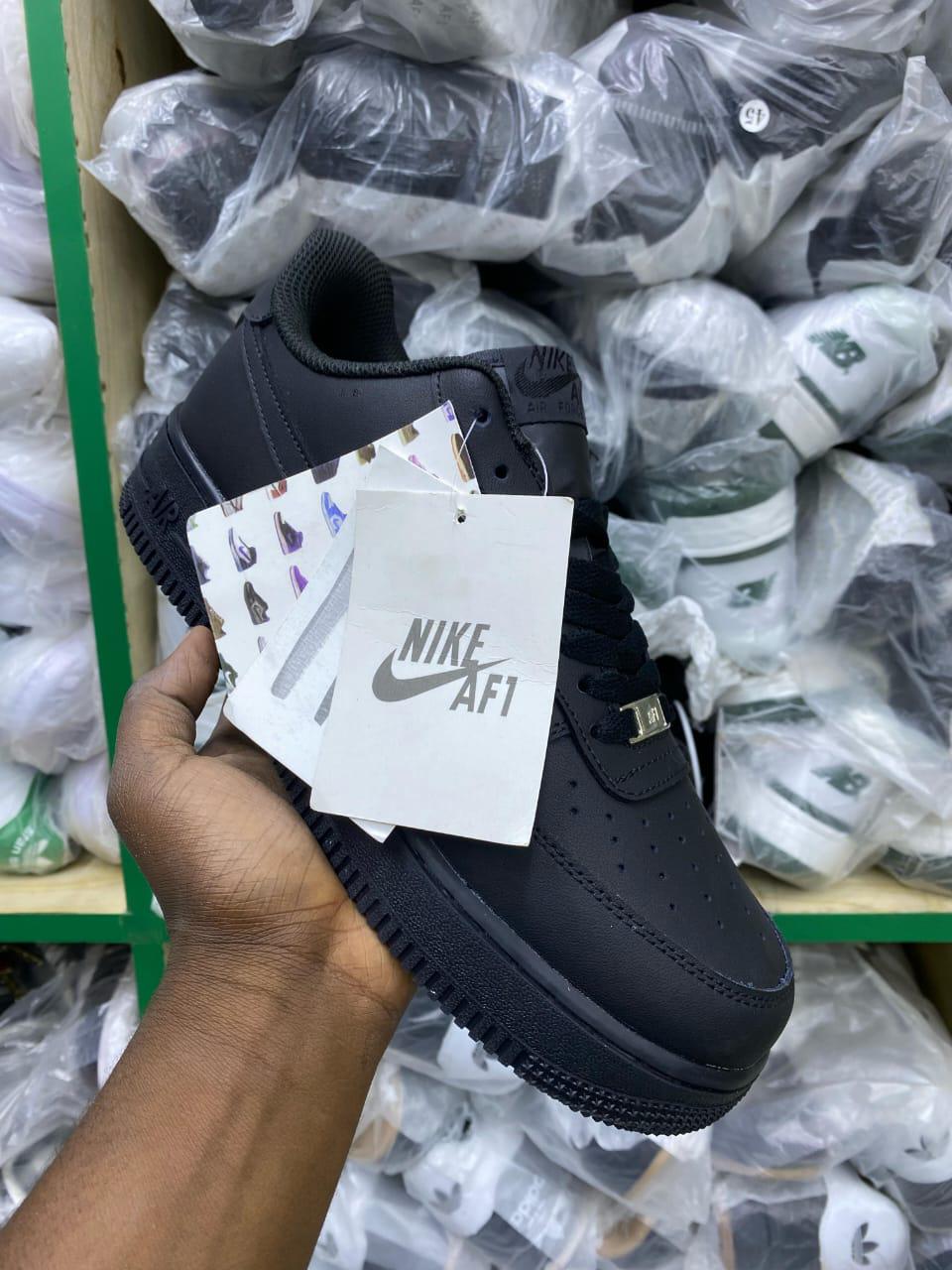 ORIGINAL AIR FORCE 1 WHITE AND BLACK, HIGH QUALITY SNEAKERS. AIRFORCE 1 WHITE BLACK