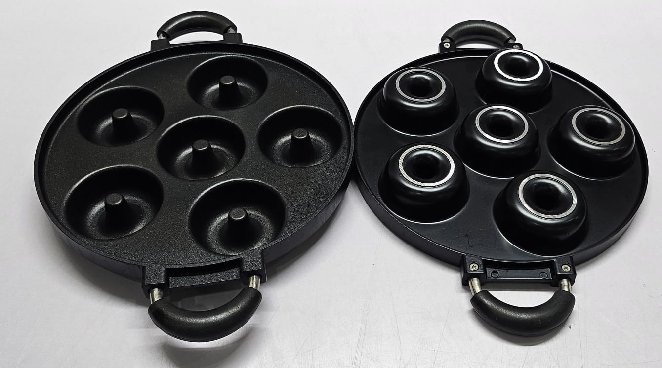 🍩 High Quality Die-Cast Non-Stick Induction Heavy Donut 6 Slot Pan 🍩

Make perfect homemade donuts easily with this heavy-duty 6-slot donut pan — designed for even heat distribution and long-lasting