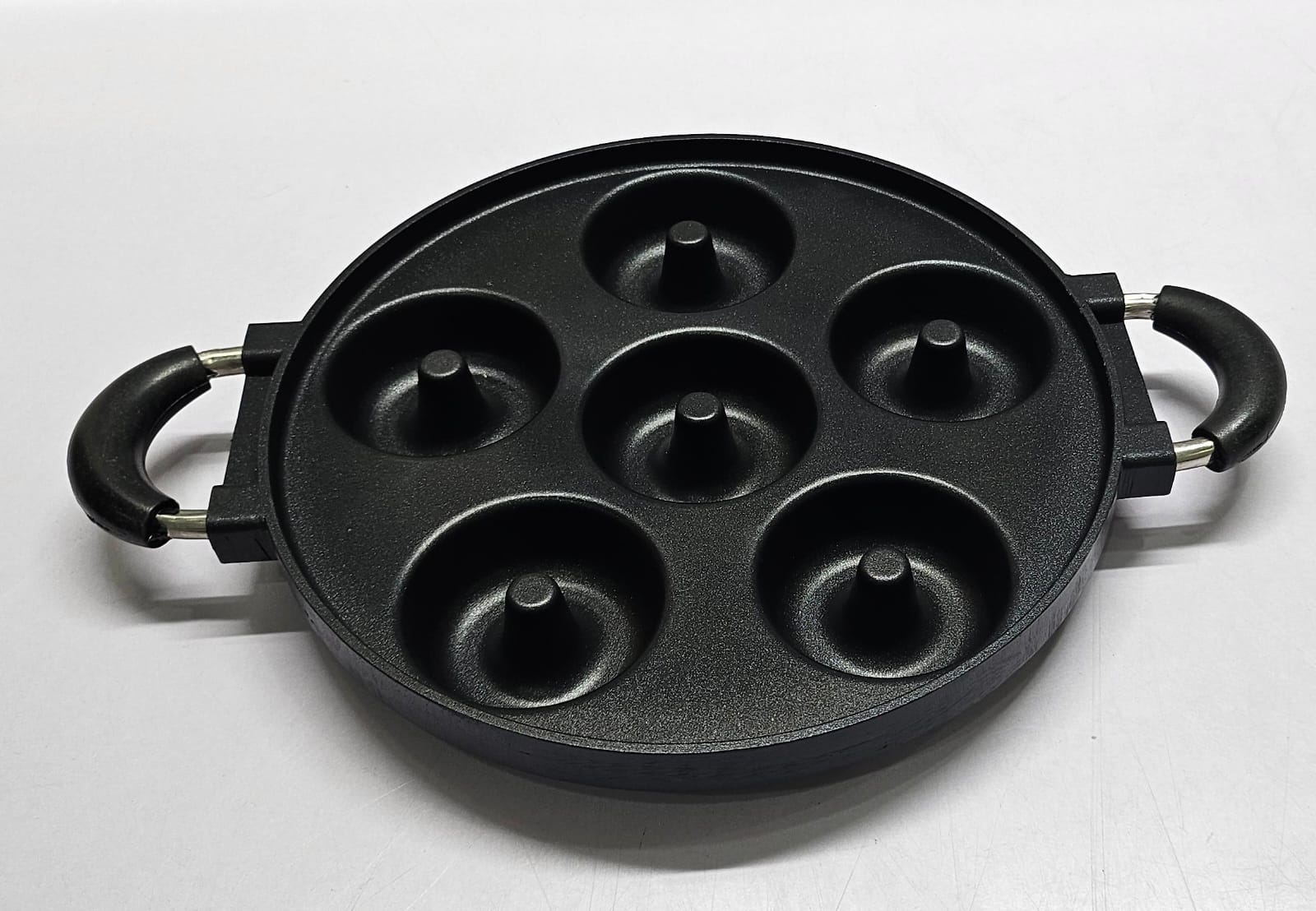 🍩 High Quality Die-Cast Non-Stick Induction Heavy Donut 6 Slot Pan 🍩

Make perfect homemade donuts easily with this heavy-duty 6-slot donut pan — designed for even heat distribution and long-lasting