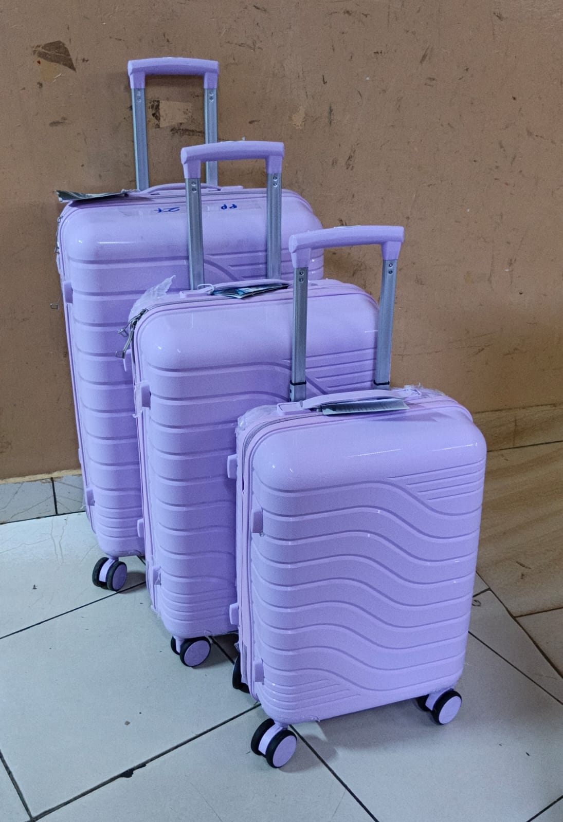 🔥 🔥 🔥 🔥ORIGINAL SIZE 4 GOOD QUALITY 3 IN1 LUXURIOUS UNBREAKABLE SUITCASE TRAVEL BAG. 3PCS GOOD QUALITY LUGGAGE BAG (SIZE ▪️ HEIGHT 63CM, 57CM, AND 48CM).