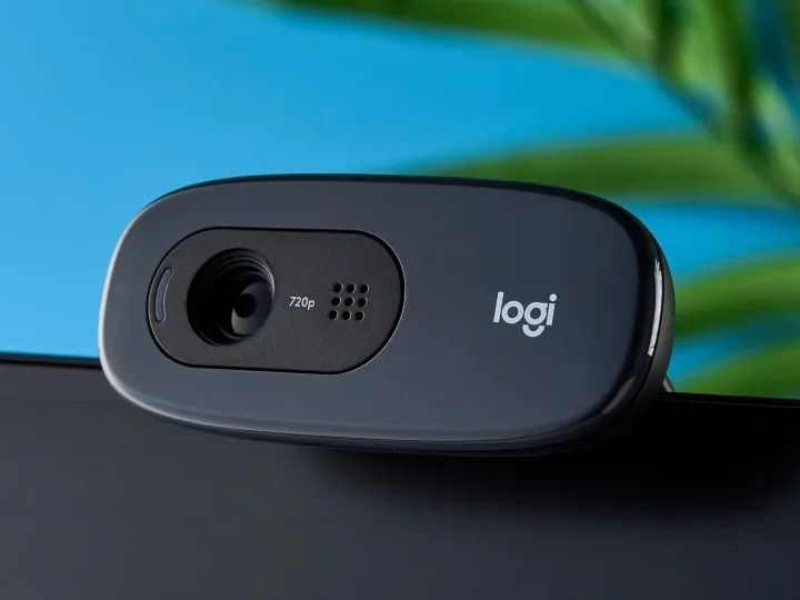 Logitech C270 HD 720p USB Webcam for Desktop & Laptop | Built-in Noise-Reducing Microphone | Auto Light Correction | Wide Screen Video Calling Camera | Plug & Play for Zoom, Skype, Microsoft Teams etc