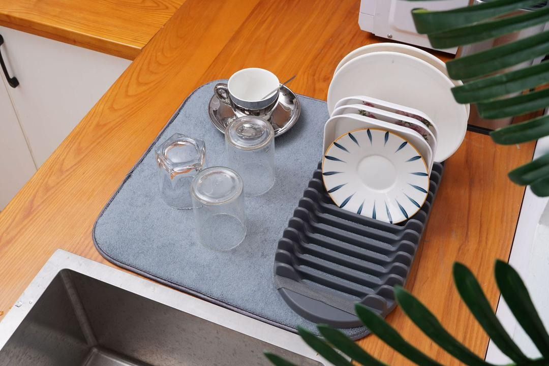kitchen sink drainage mat.Keep your sink area clean, dry, and spotless with this Kitchen Sink Drainage Mat. Designed to aid in draining excess water after washing dishes, fruits, or vegetables.