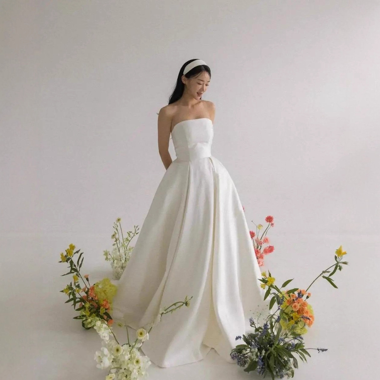 White tube top light wedding dress engagement outdoor travel photo door gauze forest style elegant high-end evening dress simple niche