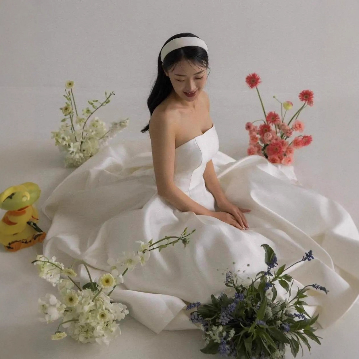 White tube top light wedding dress engagement outdoor travel photo door gauze forest style elegant high-end evening dress simple niche