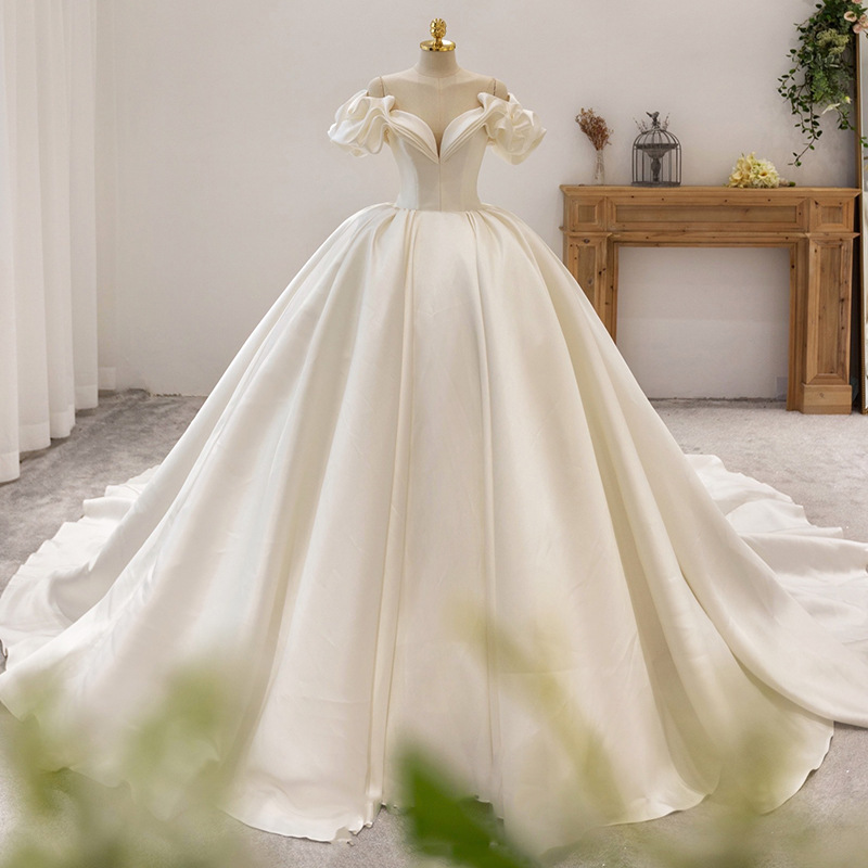 Light champagne satin wedding dress, one shoulder puff sleeves, large trailing skirt, wedding main yarn, high-end temperament retro yarn