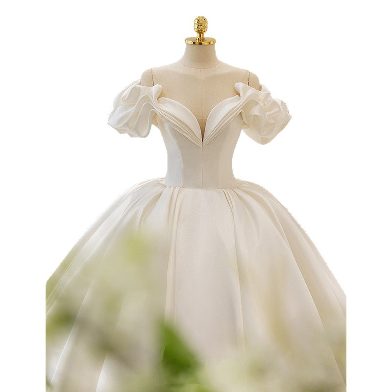 Light champagne satin wedding dress, one shoulder puff sleeves, large trailing skirt, wedding main yarn, high-end temperament retro yarn