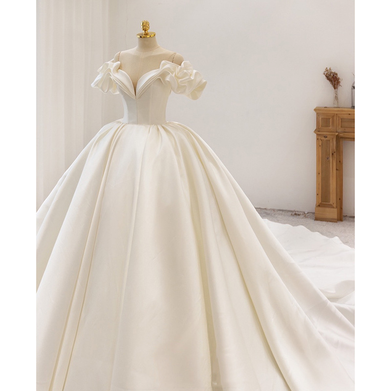 Light champagne satin wedding dress, one shoulder puff sleeves, large trailing skirt, wedding main yarn, high-end temperament retro yarn