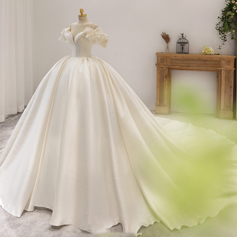 Light champagne satin wedding dress, one shoulder puff sleeves, large trailing skirt, wedding main yarn, high-end temperament retro yarn