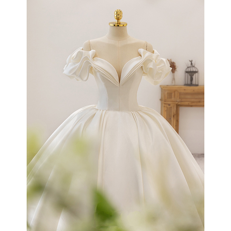 Light champagne satin wedding dress, one shoulder puff sleeves, large trailing skirt, wedding main yarn, high-end temperament retro yarn