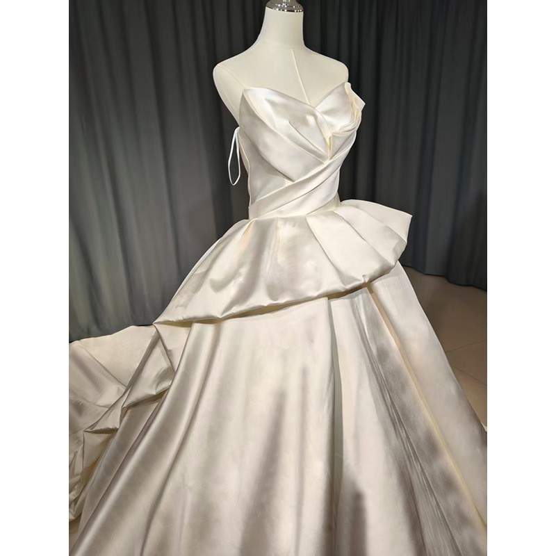 New tube top satin main yarn with twist design, three-dimensional waist pleats and trailing skirt with built-in movie heroine filter