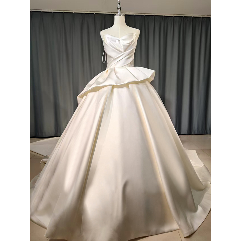 New tube top satin main yarn with twist design, three-dimensional waist pleats and trailing skirt with built-in movie heroine filter
