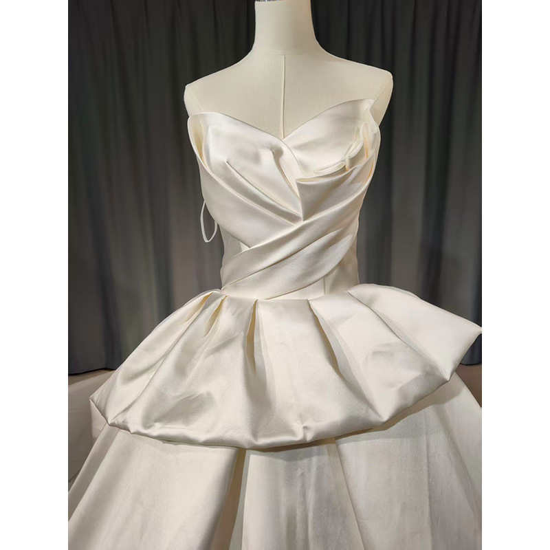 New tube top satin main yarn with twist design, three-dimensional waist pleats and trailing skirt with built-in movie heroine filter